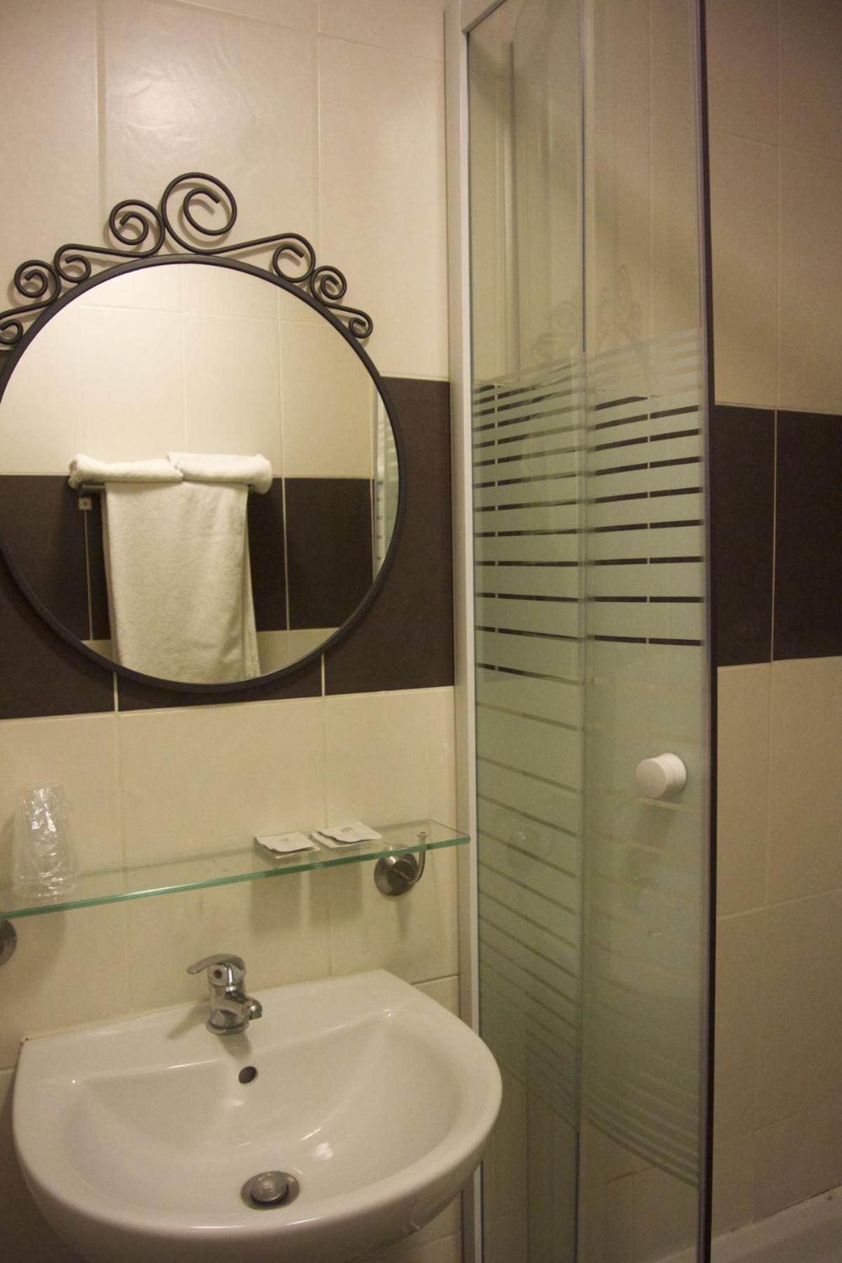 Hotel Clermont Montmartre Париж Экстерьер фото