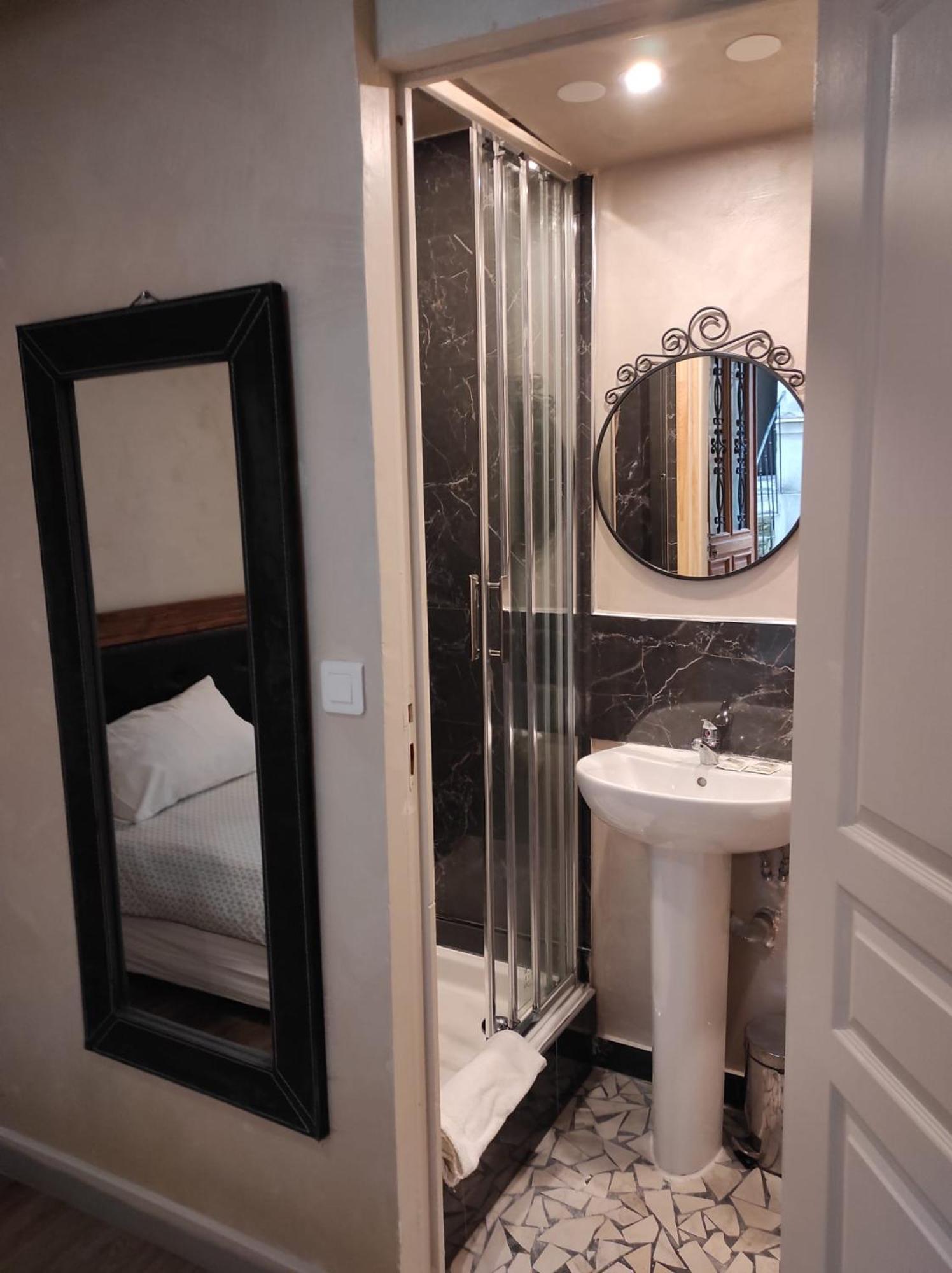 Hotel Clermont Montmartre Париж Экстерьер фото