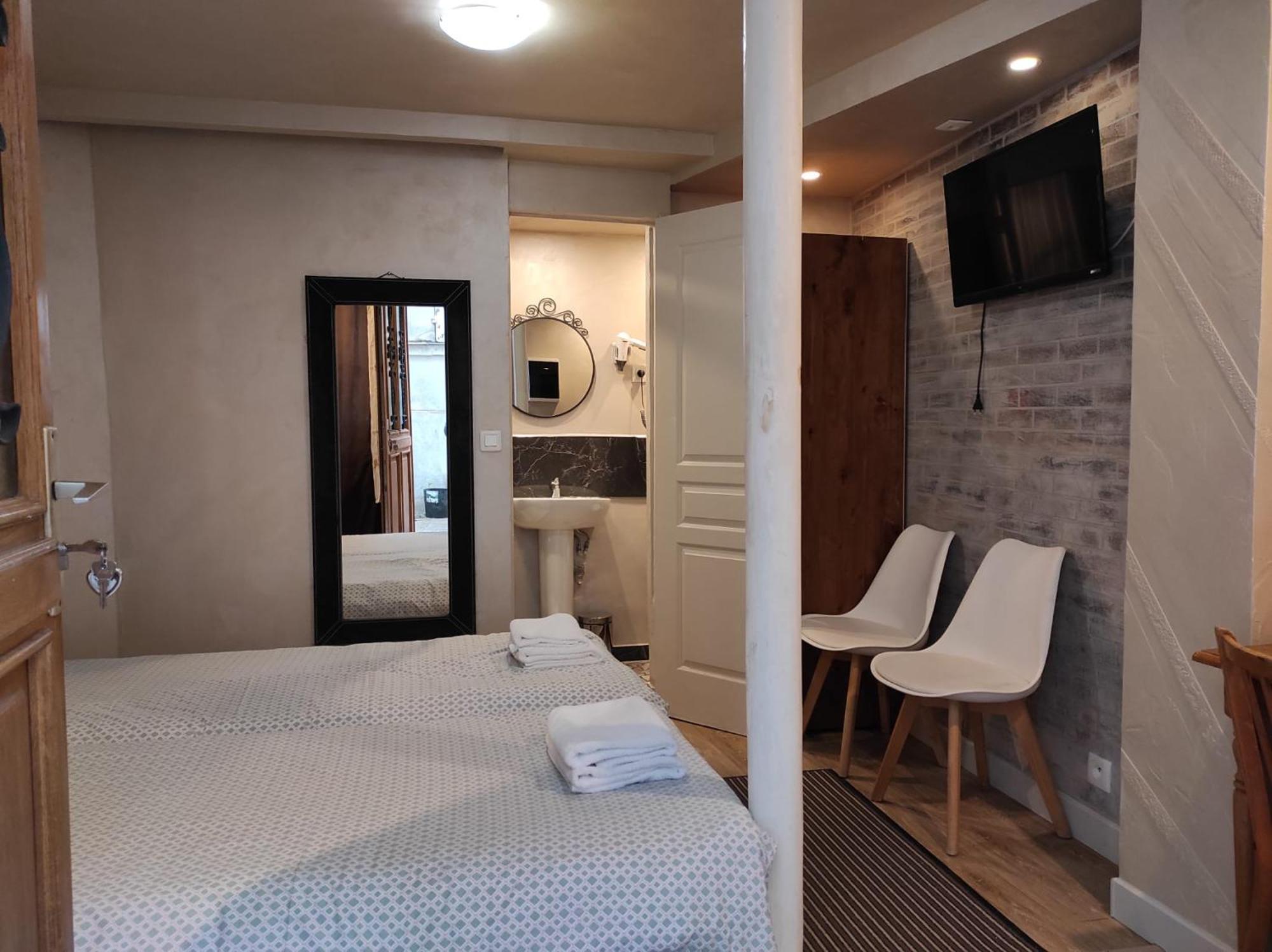Hotel Clermont Montmartre Париж Экстерьер фото